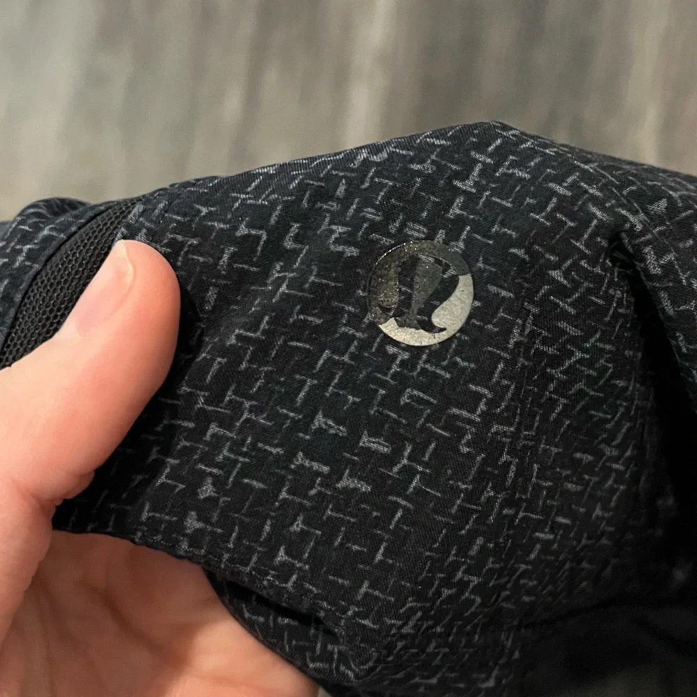 Lululemon Men’s Lined Shorts - Picture 6 of 7